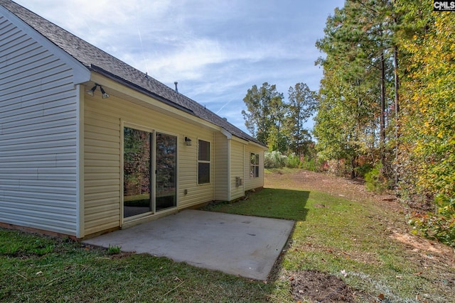 view of yard featuring a patio