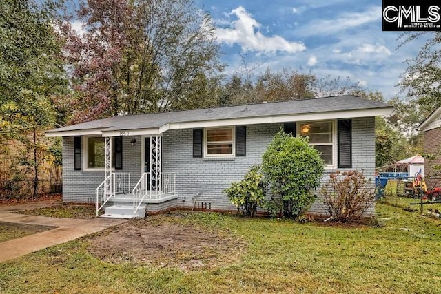 view of front of home featuring a front lawn