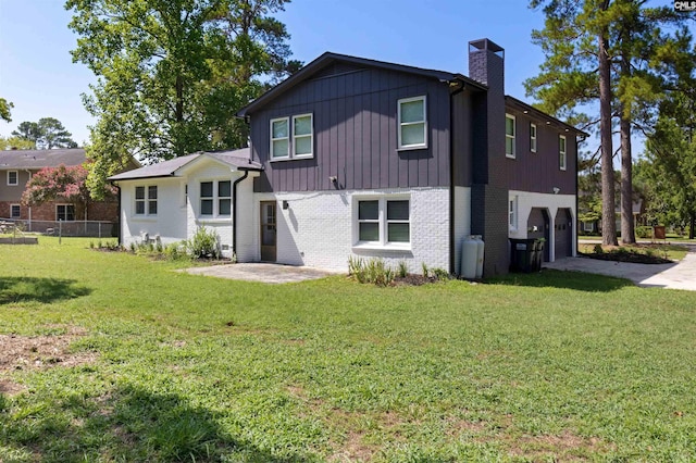 view of front of home featuring a front lawn