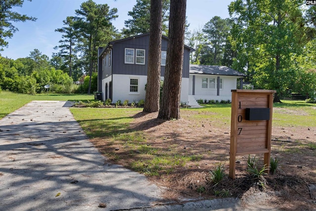 view of front facade with a front yard