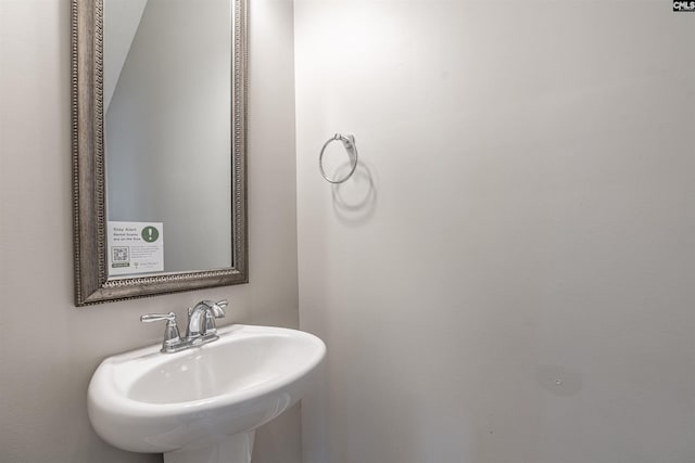 bathroom featuring sink