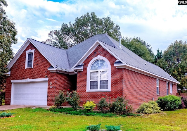 view of front facade featuring a garage and a front yard