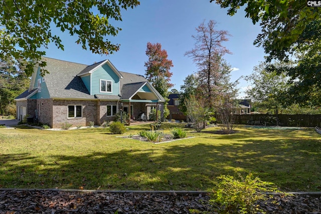 view of front facade featuring a front lawn