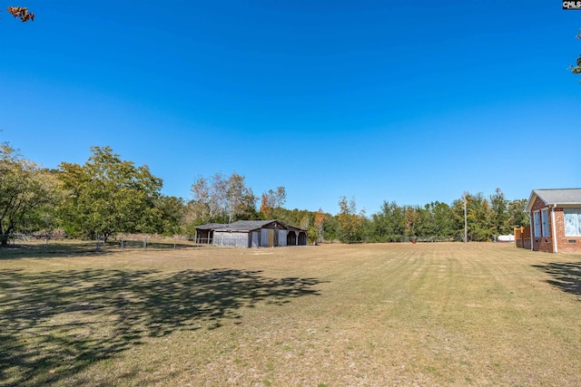 view of yard featuring an outbuilding