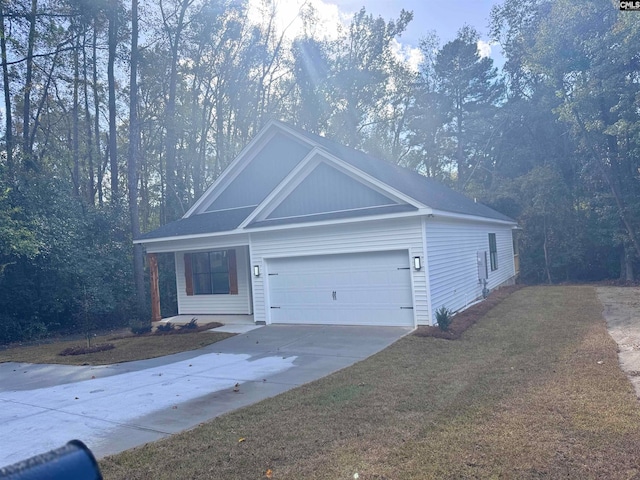 view of front of home featuring a front yard and a garage