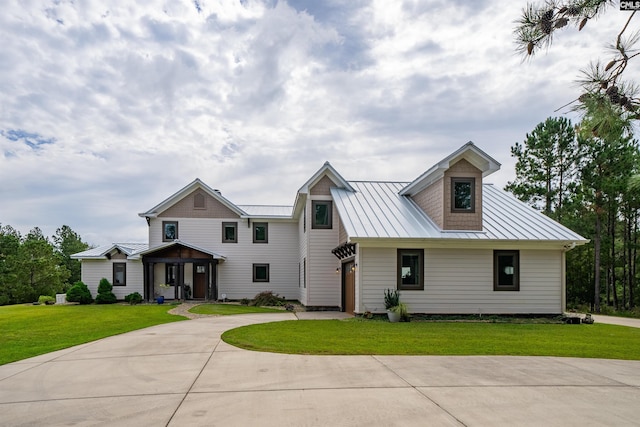 view of front facade with a front yard