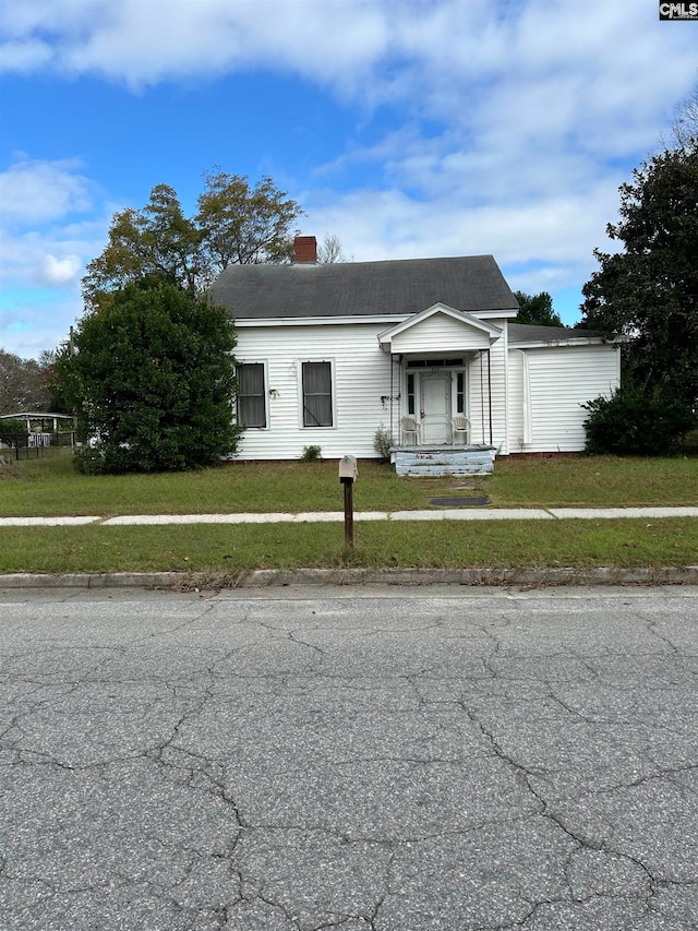 view of front of house featuring a front yard