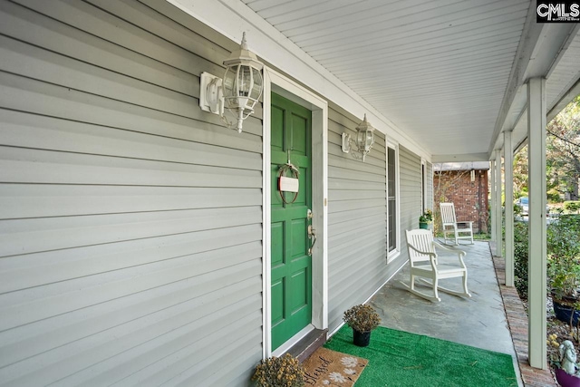 doorway to property featuring covered porch