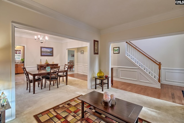 living room featuring a notable chandelier, sink, light colored carpet, and crown molding