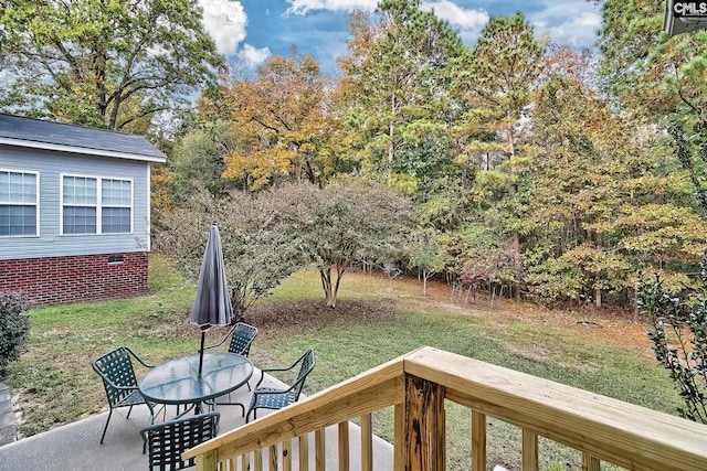 view of yard featuring a patio