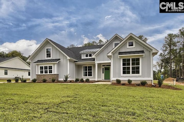 view of front of home with a front lawn