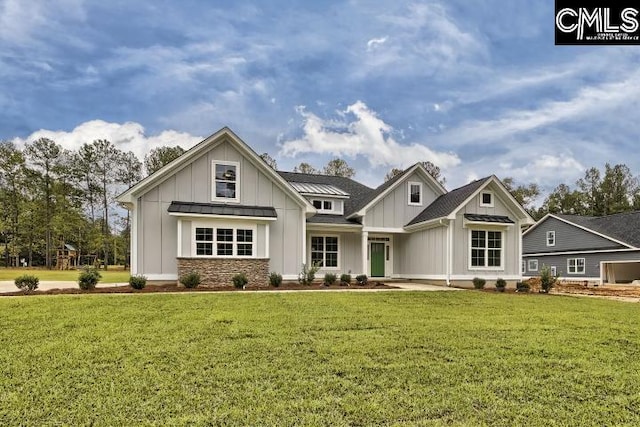 view of front of property with a front lawn