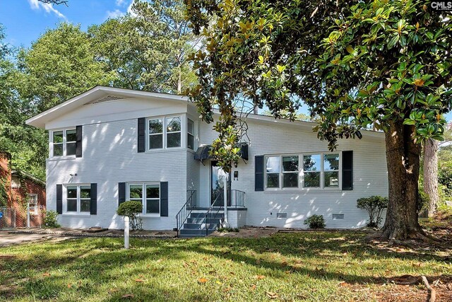 view of front facade featuring a front yard