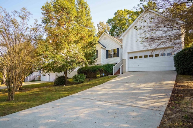 view of front of property featuring a front lawn and a garage