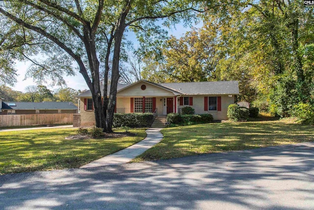 view of front of property featuring a front lawn