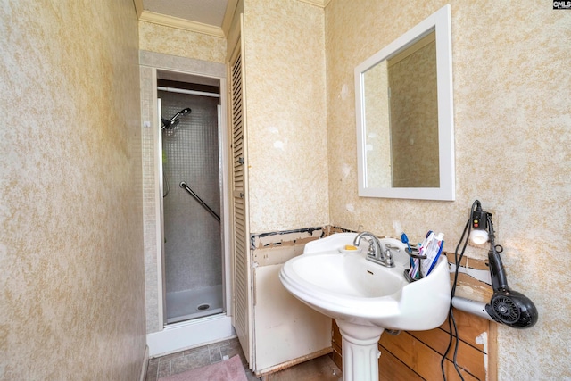 bathroom featuring tiled shower, tile patterned floors, and crown molding