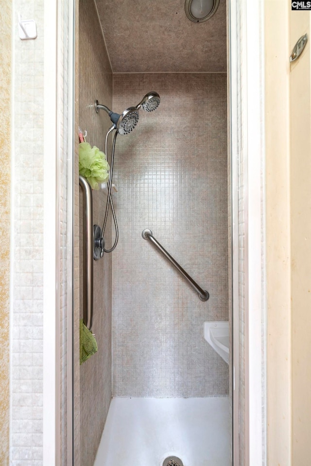 bathroom featuring a tile shower