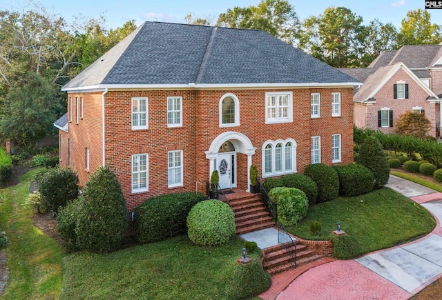 colonial inspired home featuring a front yard