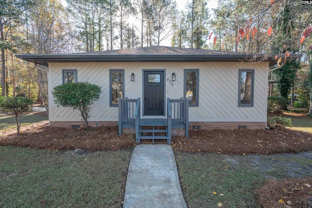 view of front of house featuring a front lawn