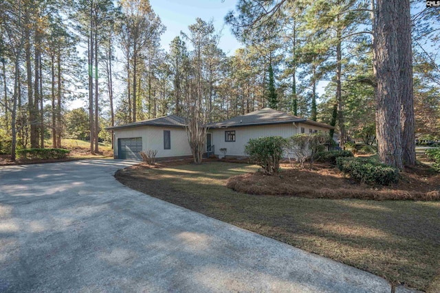 view of front facade featuring a garage and a front lawn