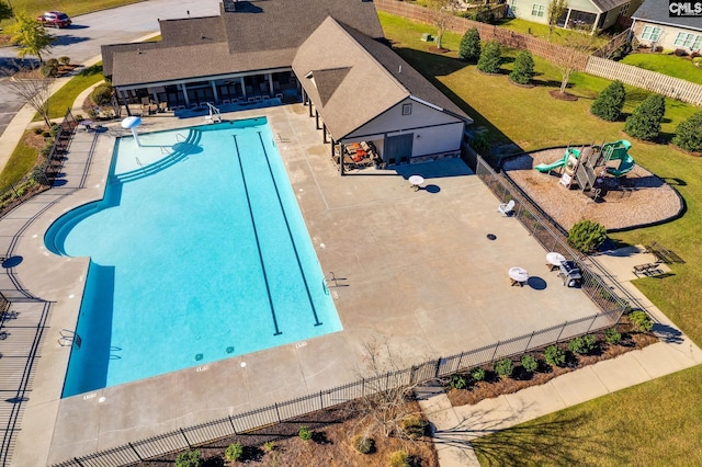 view of swimming pool