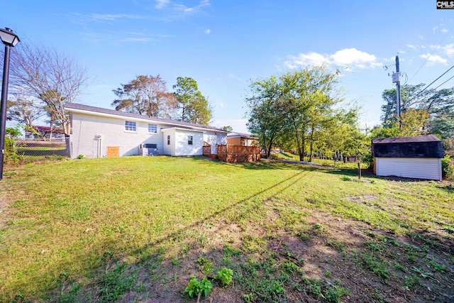 view of yard featuring a storage unit