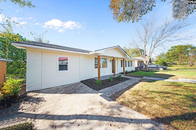 view of front of property featuring a front lawn