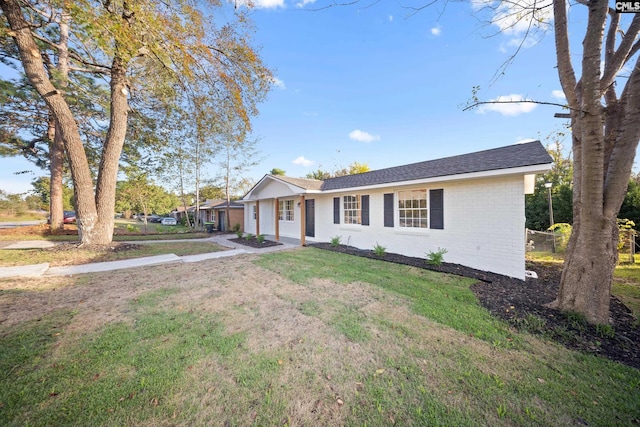 single story home with a front yard