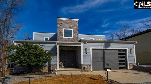 view of front facade with a garage