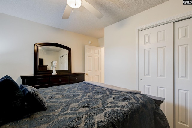 bedroom featuring ceiling fan, a closet, and a textured ceiling