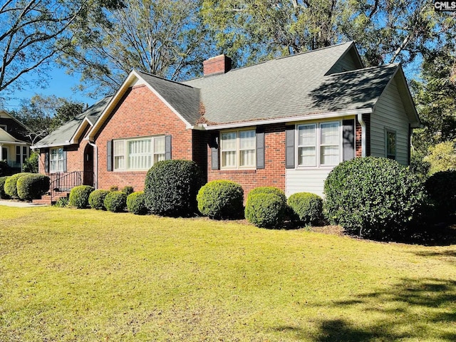 view of front of house featuring a front lawn