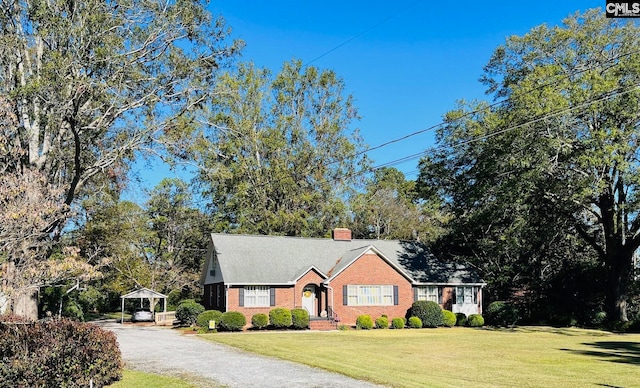 view of front of property with a front lawn