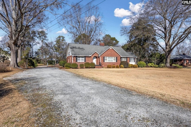 view of front of home featuring a front lawn