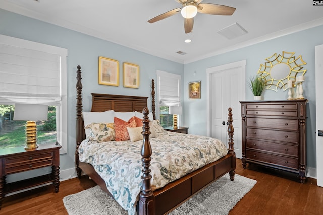 bedroom featuring ceiling fan, dark hardwood / wood-style flooring, crown molding, and a closet