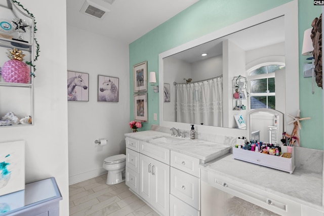 bathroom with a shower with shower curtain, vanity, and toilet