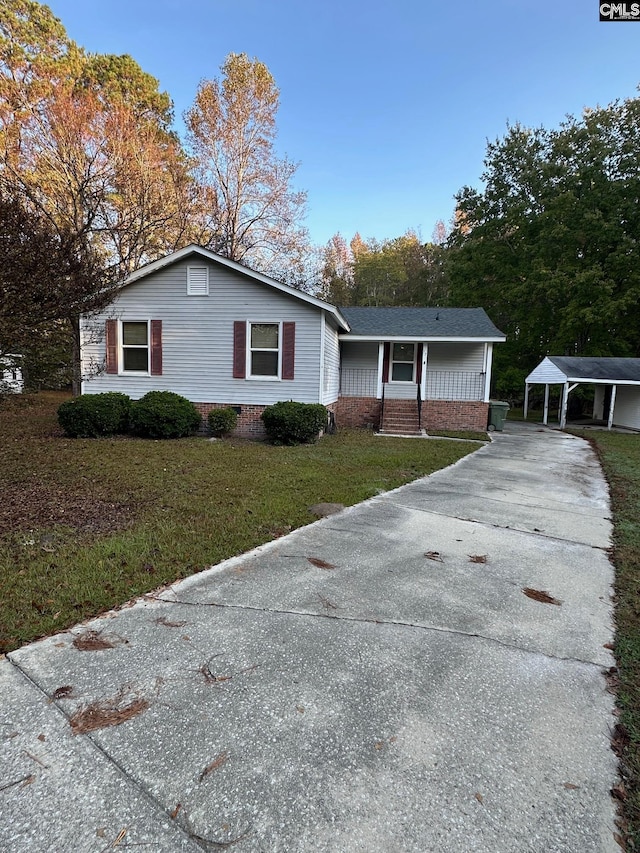 view of front facade featuring a front yard and a carport