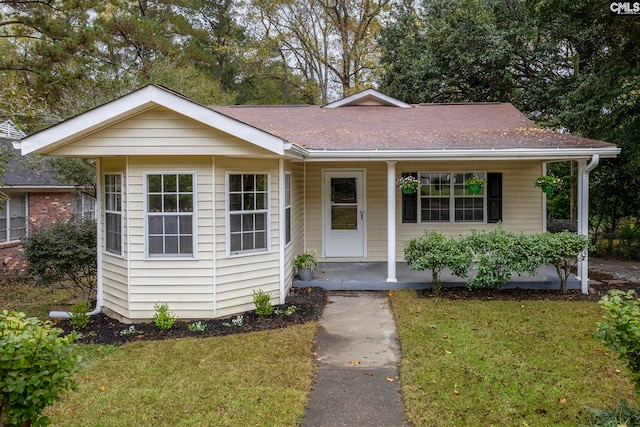 view of front of home featuring a porch and a front lawn