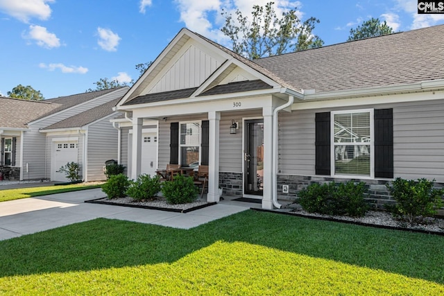 view of front of home featuring covered porch and a front lawn