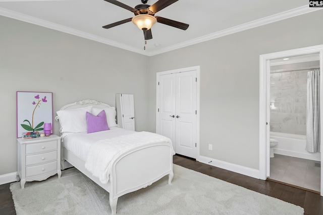 bedroom featuring hardwood / wood-style flooring, ceiling fan, ornamental molding, connected bathroom, and a closet