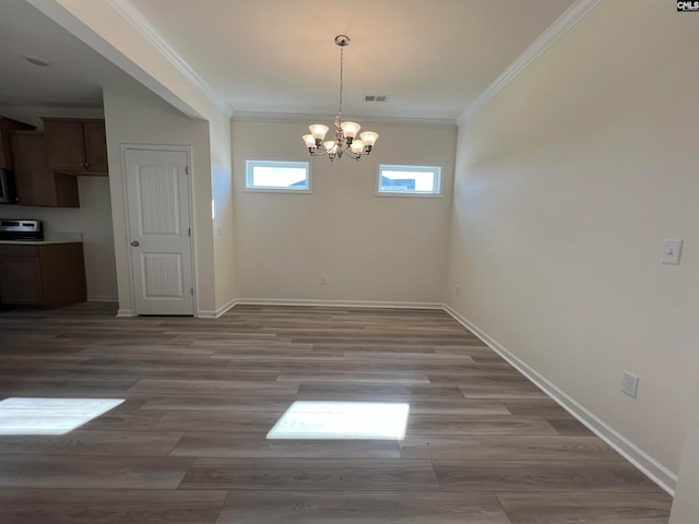 unfurnished dining area featuring light hardwood / wood-style flooring, ornamental molding, and a notable chandelier