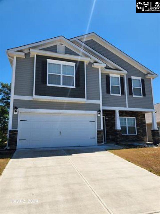 view of front facade featuring a garage and a front lawn