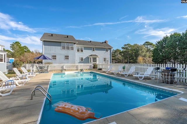 view of swimming pool featuring a patio