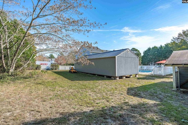 view of yard with a storage shed