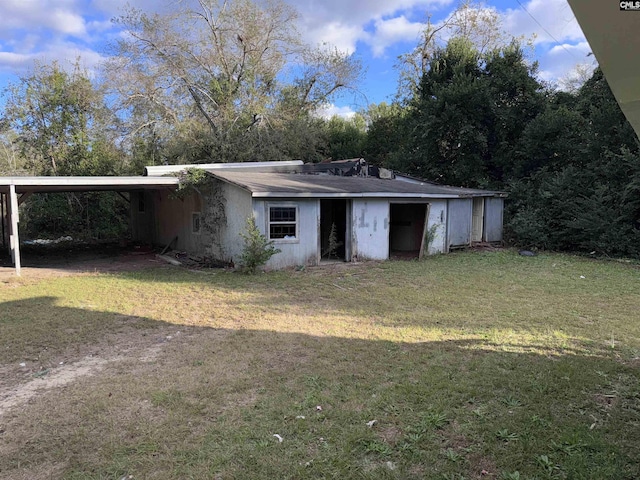 view of outdoor structure with driveway