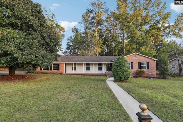 single story home featuring a front yard