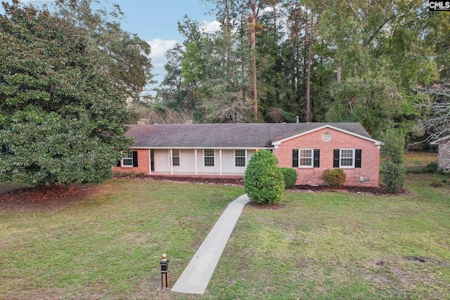 single story home featuring a front yard