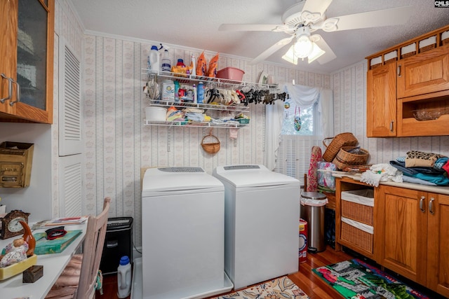 laundry area with ceiling fan, washing machine and dryer, a textured ceiling, hardwood / wood-style flooring, and ornamental molding