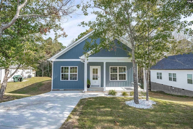 view of front facade featuring a porch and a front lawn