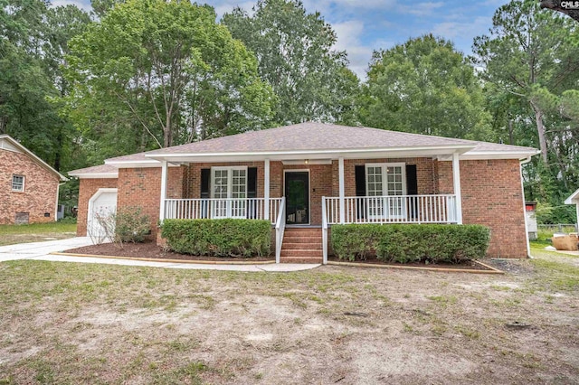 ranch-style home with a porch