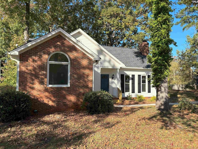 view of front facade featuring a front yard